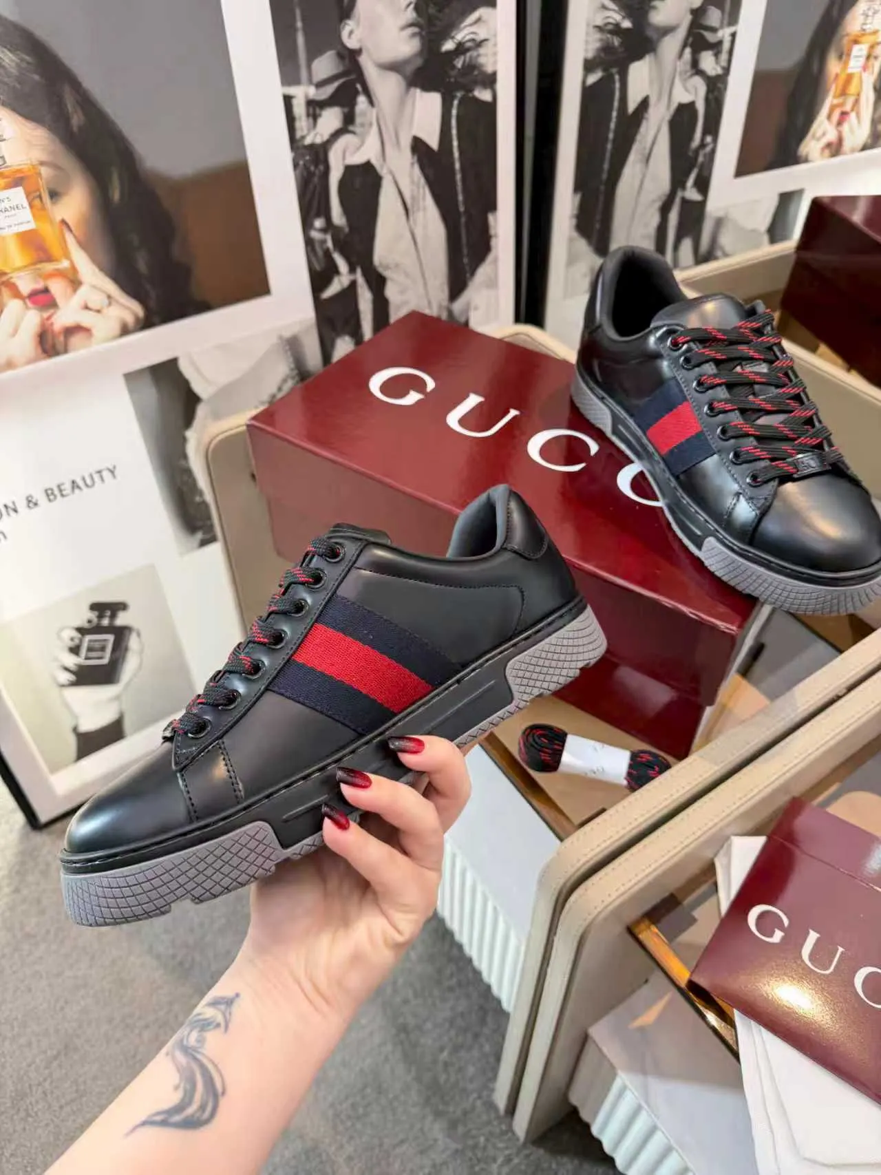 [G Home] P: 580💰 Men's model, Sizs: 39-44 (customized at 45) GUCCI classic design, casual elements, catwalk model. This pair of top-quality GUCCI shoes, with pure white as the main tone, shows elegance. The iconic red and green webbing embellishment instantly demonstrates the brand's charm and trendy attitude without the need for too many words. The upper material is delicate and feels comfortable, making every step feel like walking on the clouds. Exquisite details, such as shiny decorations and unique metal buckles on the shoes, add highlights to the overall look, giving off a unique brilliance inadvertently. Whether paired with casual jeans for a casual look or paired with a simple dress for a gentle and romantic look, it can be easily worn and becomes a versatile item in your wardrobe. Choose it and embark on a journey that combines style and comfort, making every trip a fashion show.